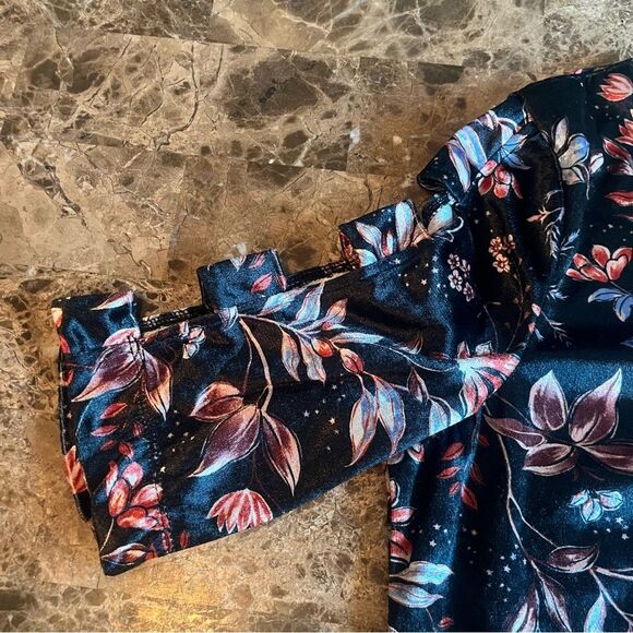 Tru Self Top Women’s Size M Black & Red Floral Short Sleeve Velvety - Picture 10 of 11